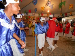 Dançarinos do grupo Cambindas Brilhantes.